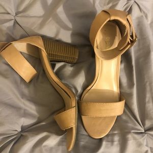 Old Navy Neutral/Tan Block-heel size 8